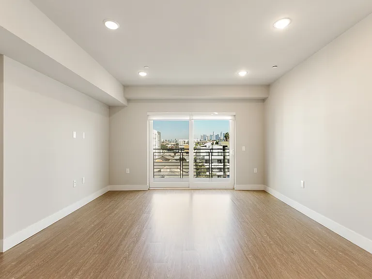 837 Harvard — Photo 38