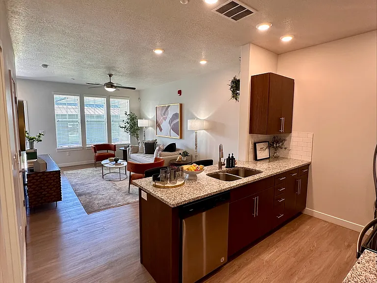 513 S 620 E — Photo 2