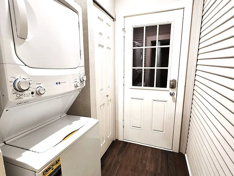 2114 N Elm St — Photo 32