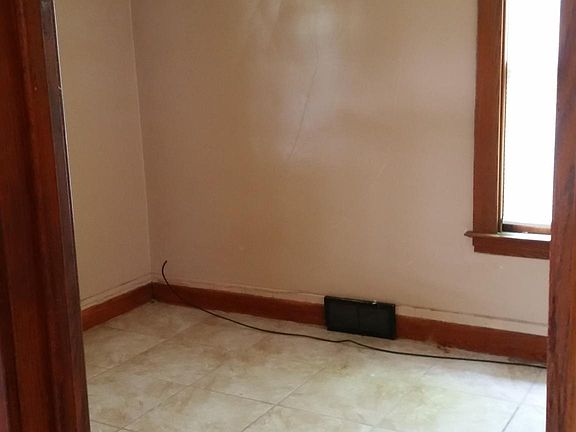 4th image of 2254 Whitney Ave #2