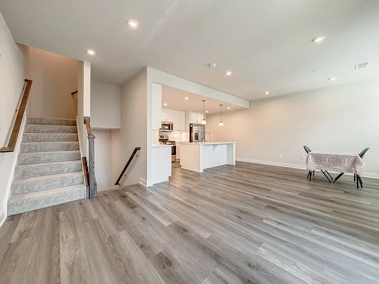 42560 Invergordon Ter — Photo 10