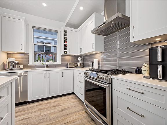 3rd image of 309 Seafield Rd