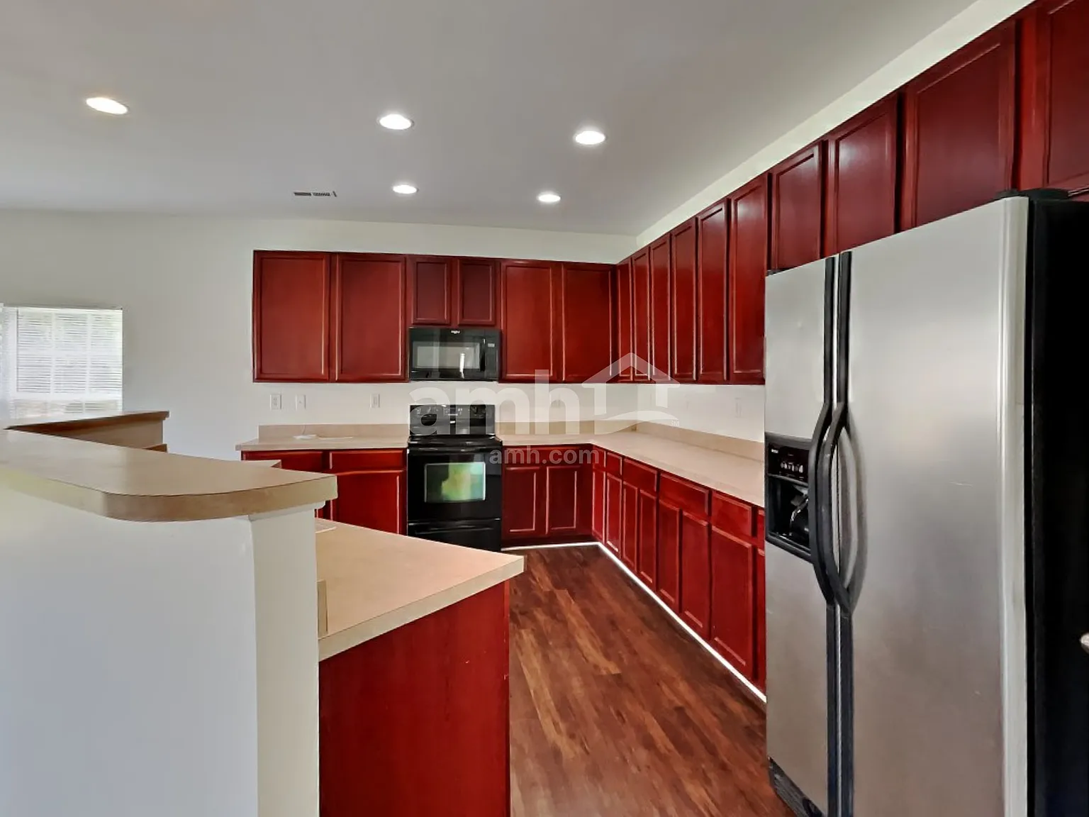 3 bed, 2.5 bath, 2425 sqft, $2,300 — Photo 4