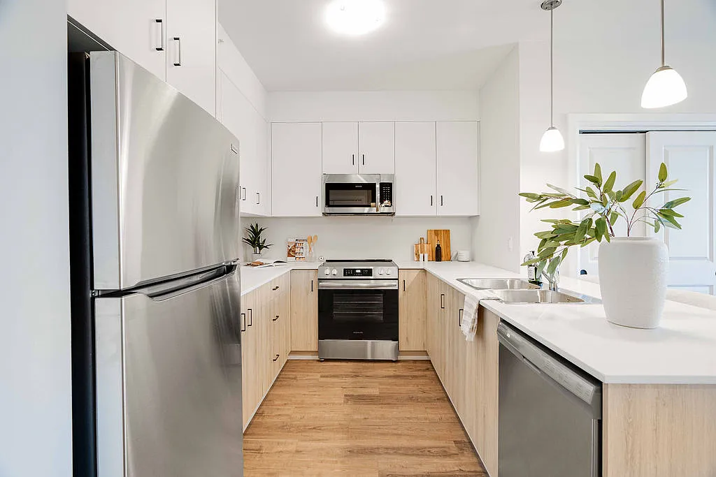 660 Sunningdale Road East London — Photo 1