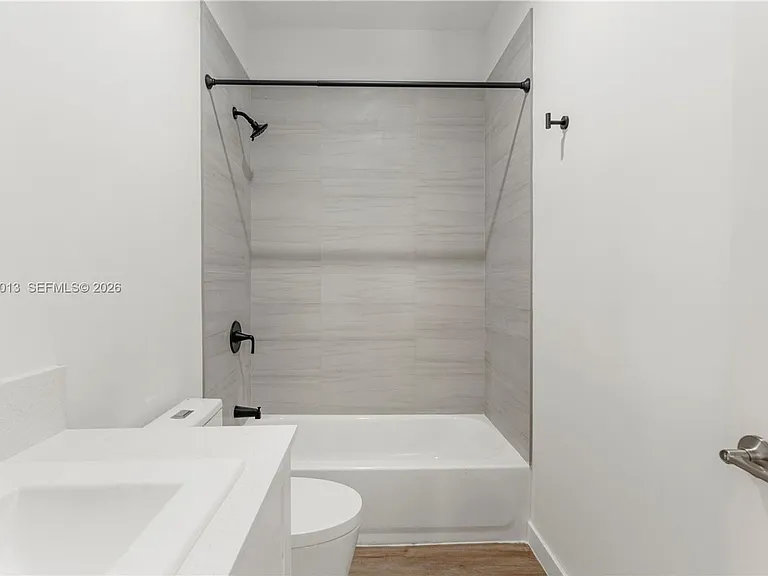 400 SW 1st St #1 — Photo 15
