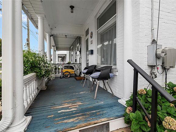 3rd image of 327 W Walnut St