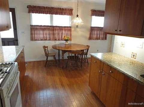 5th image of 3125 Elmhurst Ave