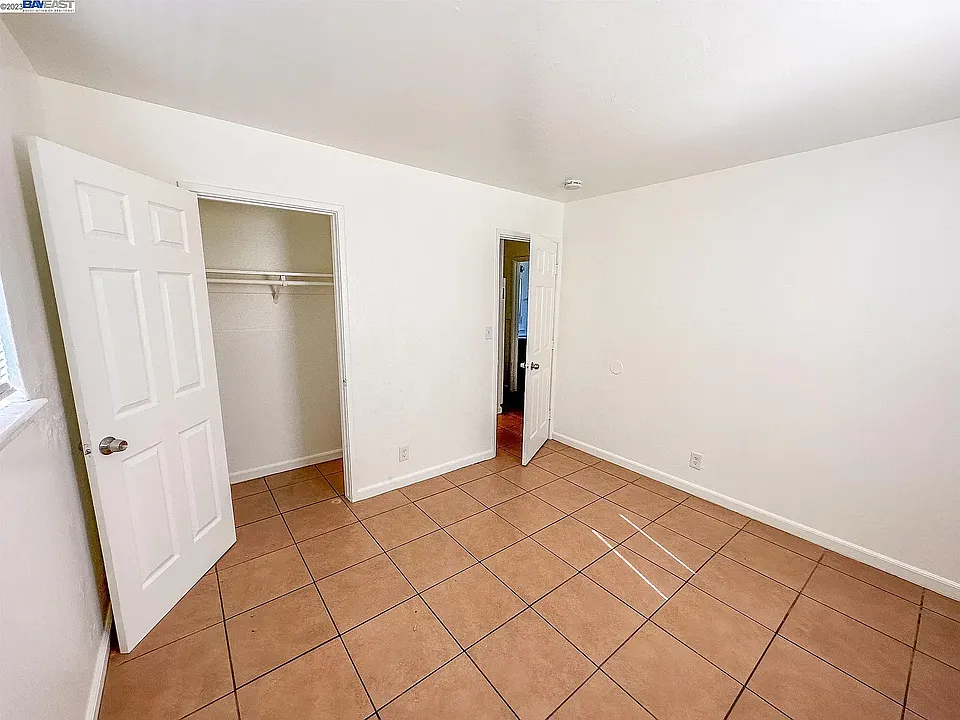 Building Photo 4