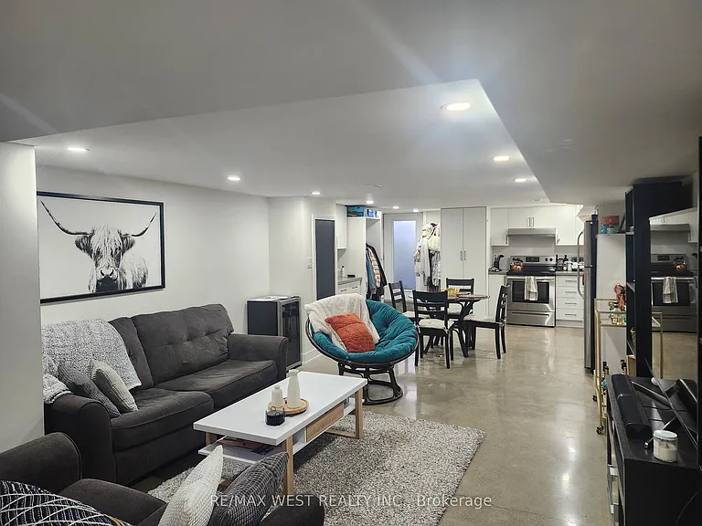967 Dovercourt Rd #BASEMENT — Photo 13