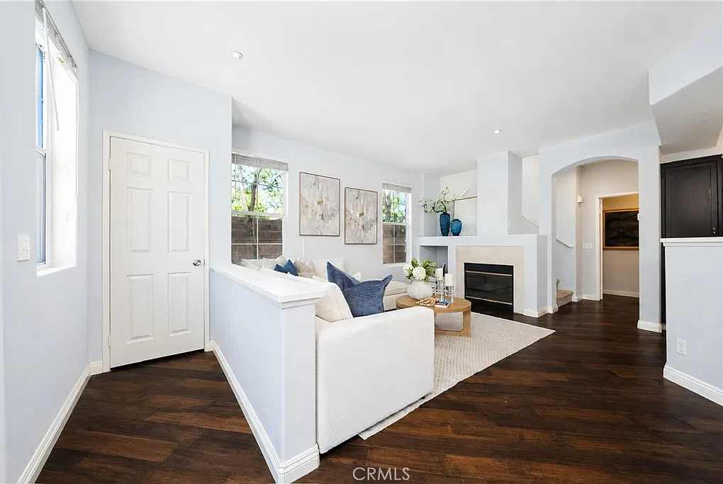 2 bed, 2.5 bath, 1183 sqft, $3,600 — Photo 3