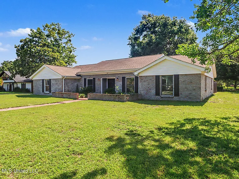 412 Woodland Park Dr — Photo 2