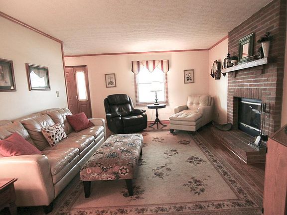 5th image of 14142 Oxford Dr