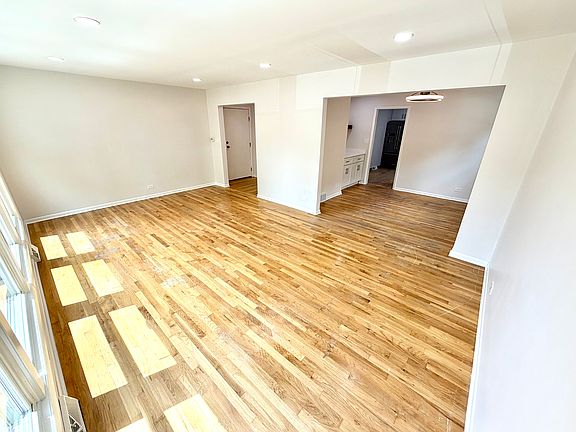 4th image of 167 E Van Buren St APT 1