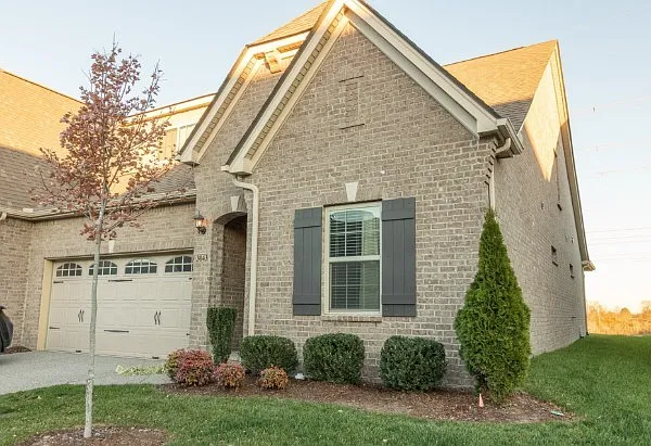 3 bed, 3.0 bath, 2345 sqft, $2,700 — Photo 1