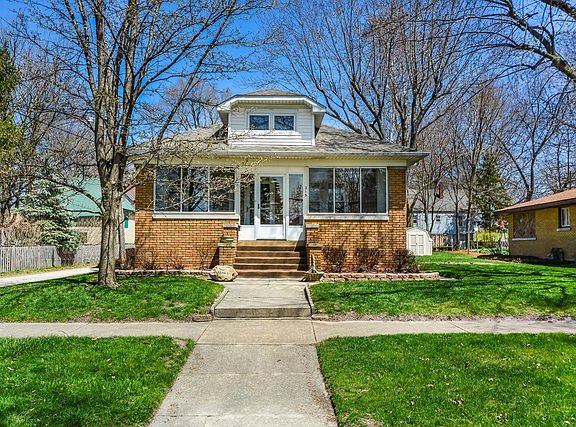 2nd image of 215 S Joliet St