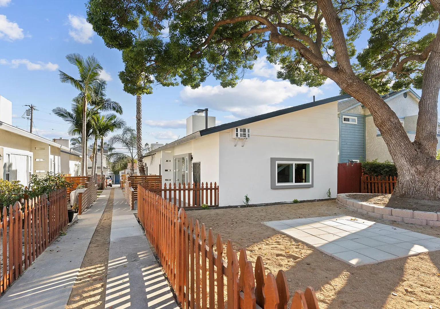 2BR with Private Yard & Laundry in PB — Photo 2
