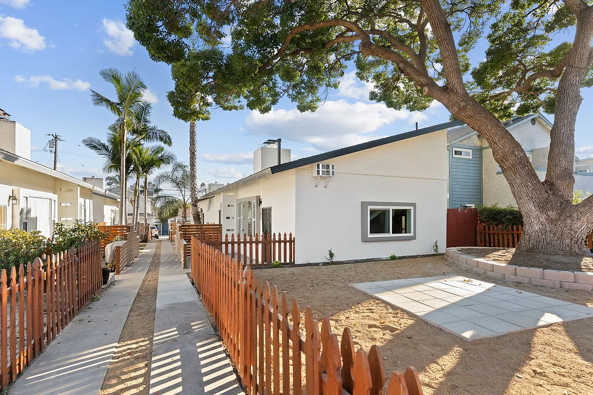 Building Photo - 2053 Thomas Ave