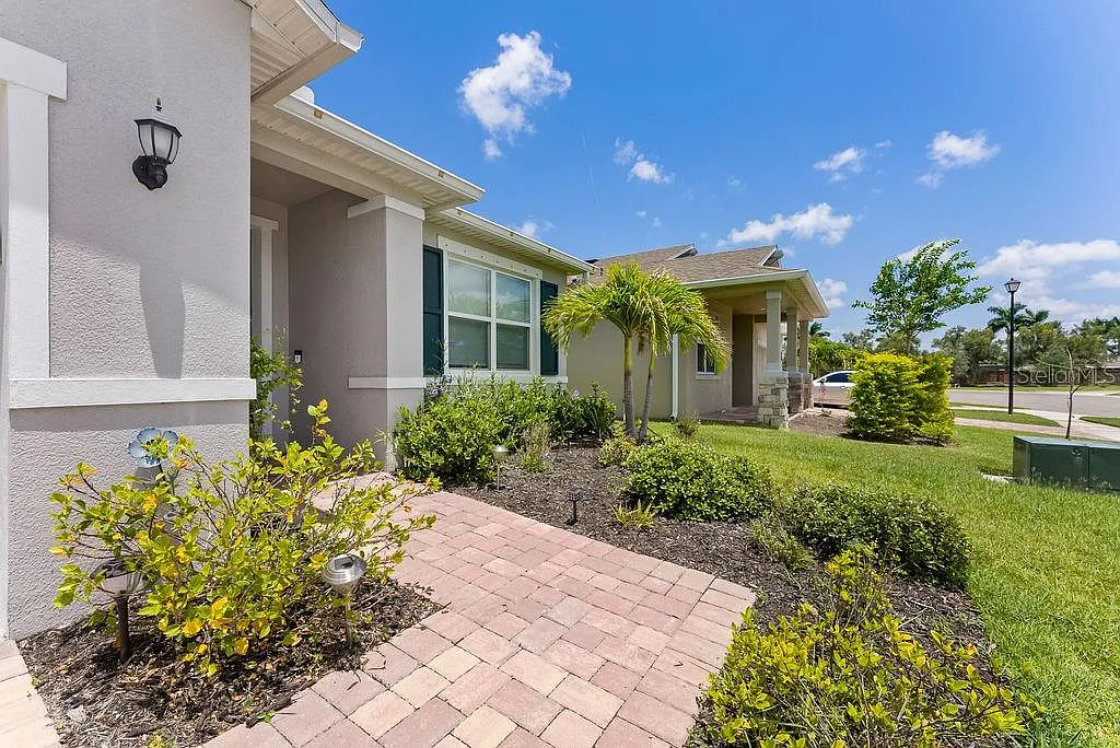5 bed, 3.0 bath, 2328 sqft, $3,900 — Photo 3