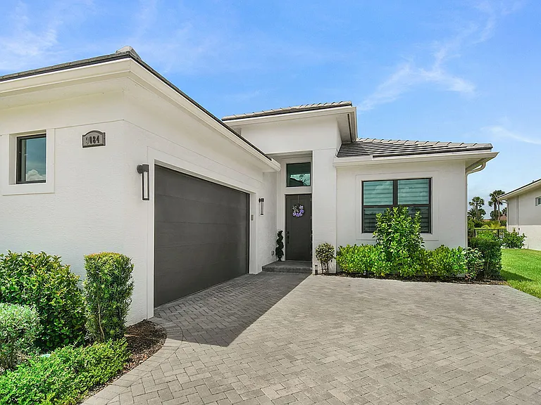 9084 SW Arco Way — Photo 3