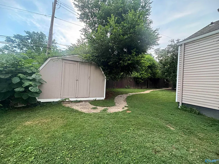 208 Surrey Rd SW — Photo 36