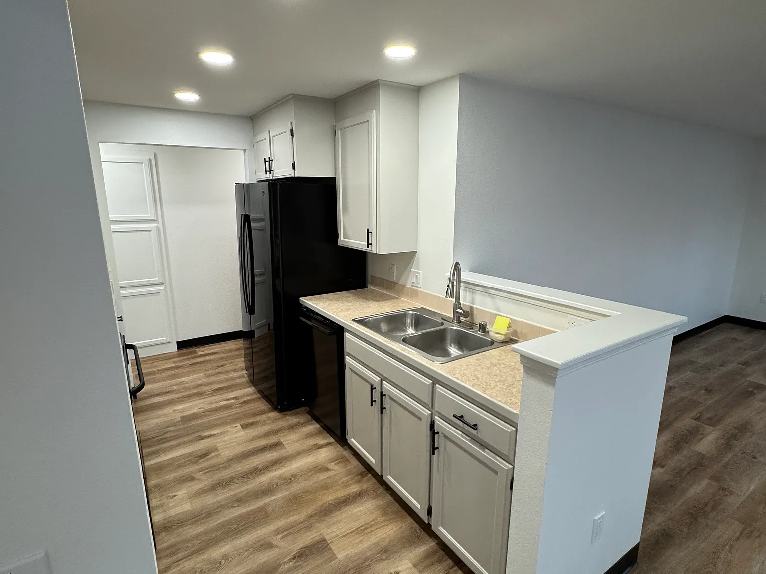 3 bed, 1279 sqft, $2,200 — Photo 4