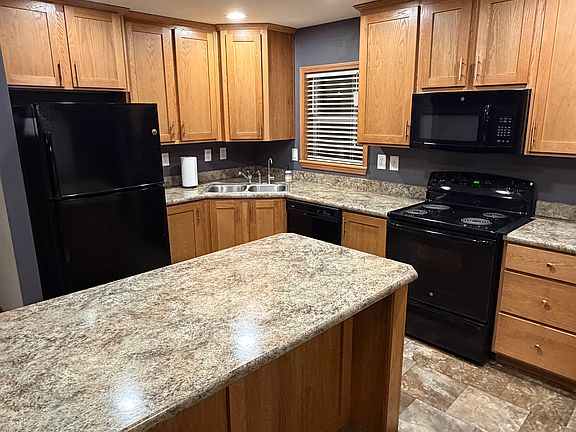 4th image of 3986 Lake St