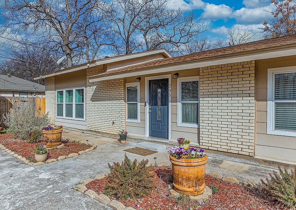 1st image of 205 Saddle Rd