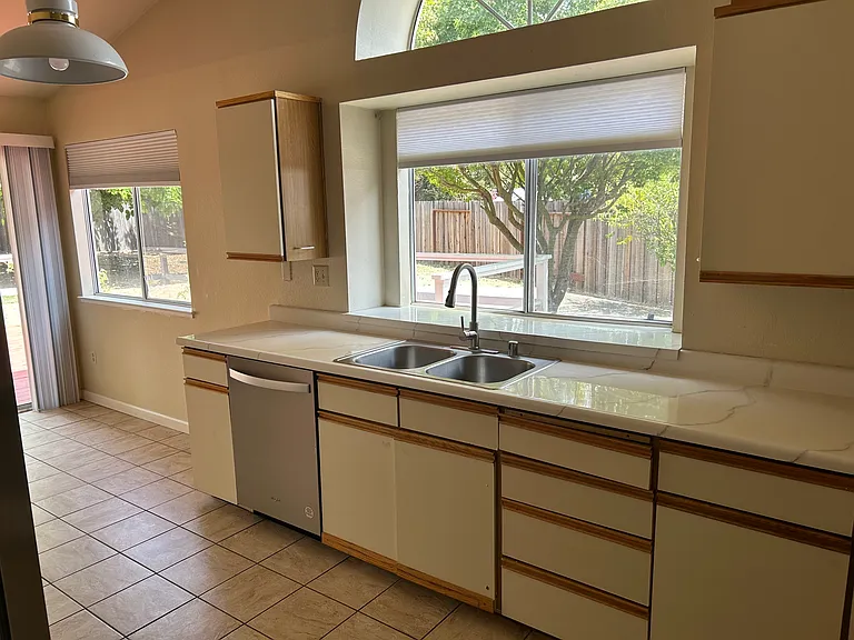 536 Longridge Dr — Photo 6