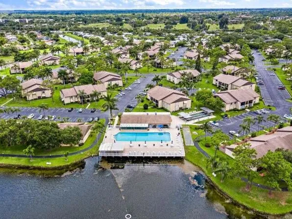441 Pine Glen Lane #D-2, Greenacres, FL 33463