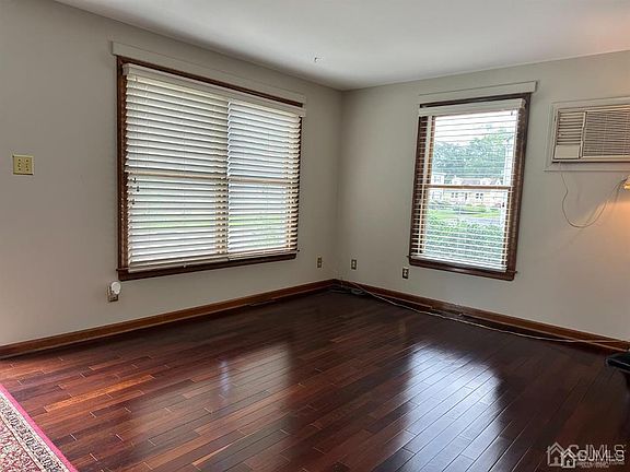 4th image of 18 Wilson Ave