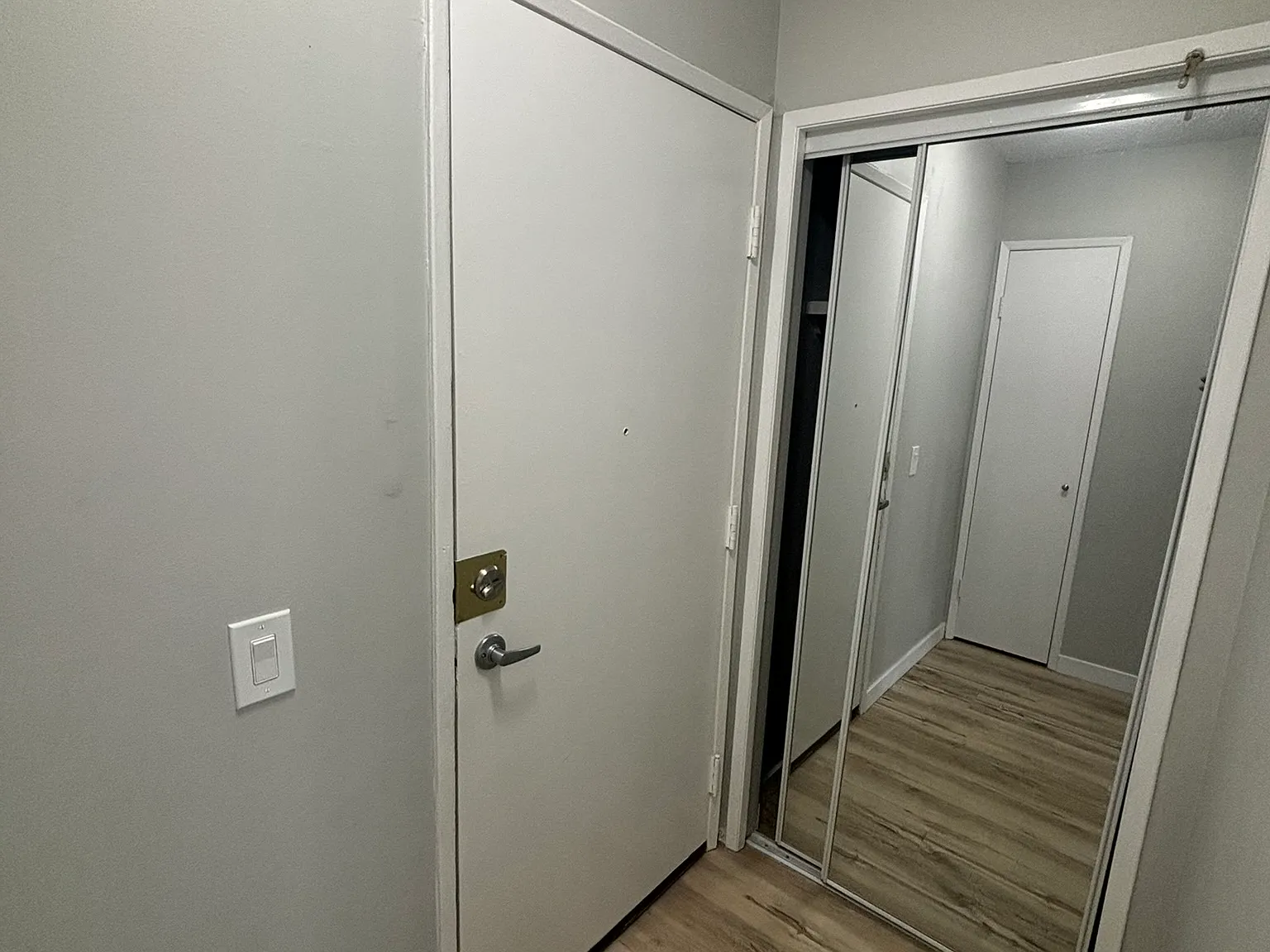 $995 Security Deposit!! Free Early Move In For Oct 1 Possession!! Bright — Photo 2