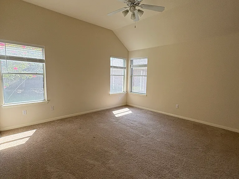 207 Kettleman Ln N — Photo 23