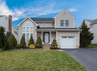 4 Hoagland Ct, Bridgewater, NJ 08807