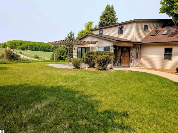 8748 Nelson Rd, East Jordan, MI 49727