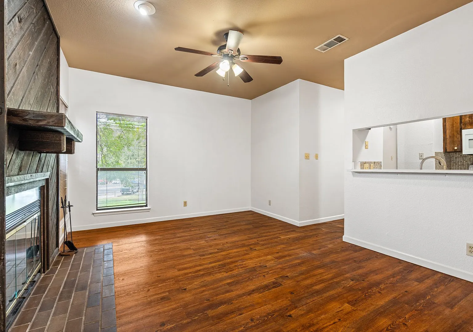 Park Place - Across From Dkr Stadium - 1bd / 1ba With Study - Wood Floors - W/D — Photo 3