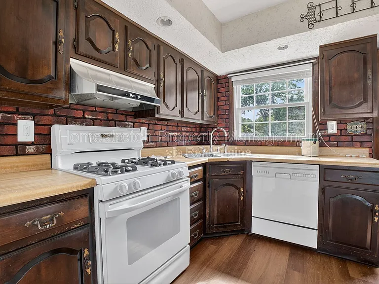 10527 Prestwick Dr — Photo 10
