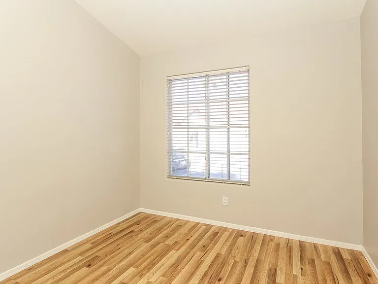 7034 N 28th Dr — Photo 12