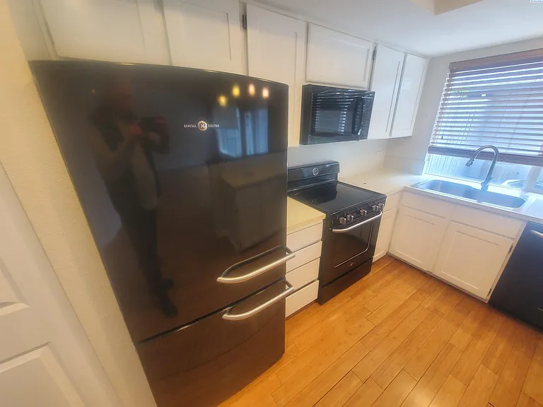2419 W Grand Ronde Ave #D — Photo 13