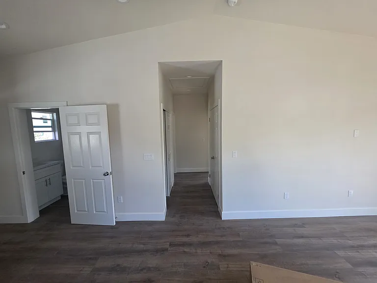 1004 S — Photo 1