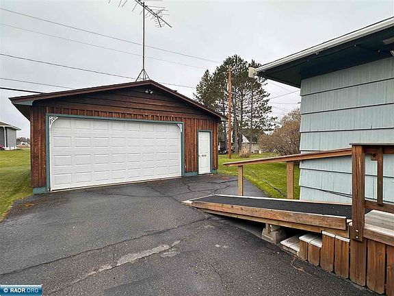 3rd image of 328 Wyandotte Rd