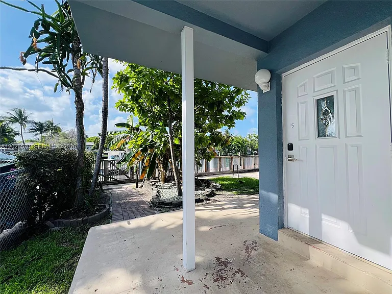 2033 Calais Dr #5 — Photo 32