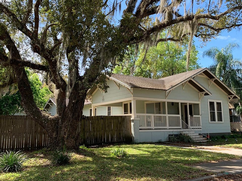 Quiet brick-paved historic street, walking distance to parks, Strawberry Hut, Library and Historic Downtown Plant City.