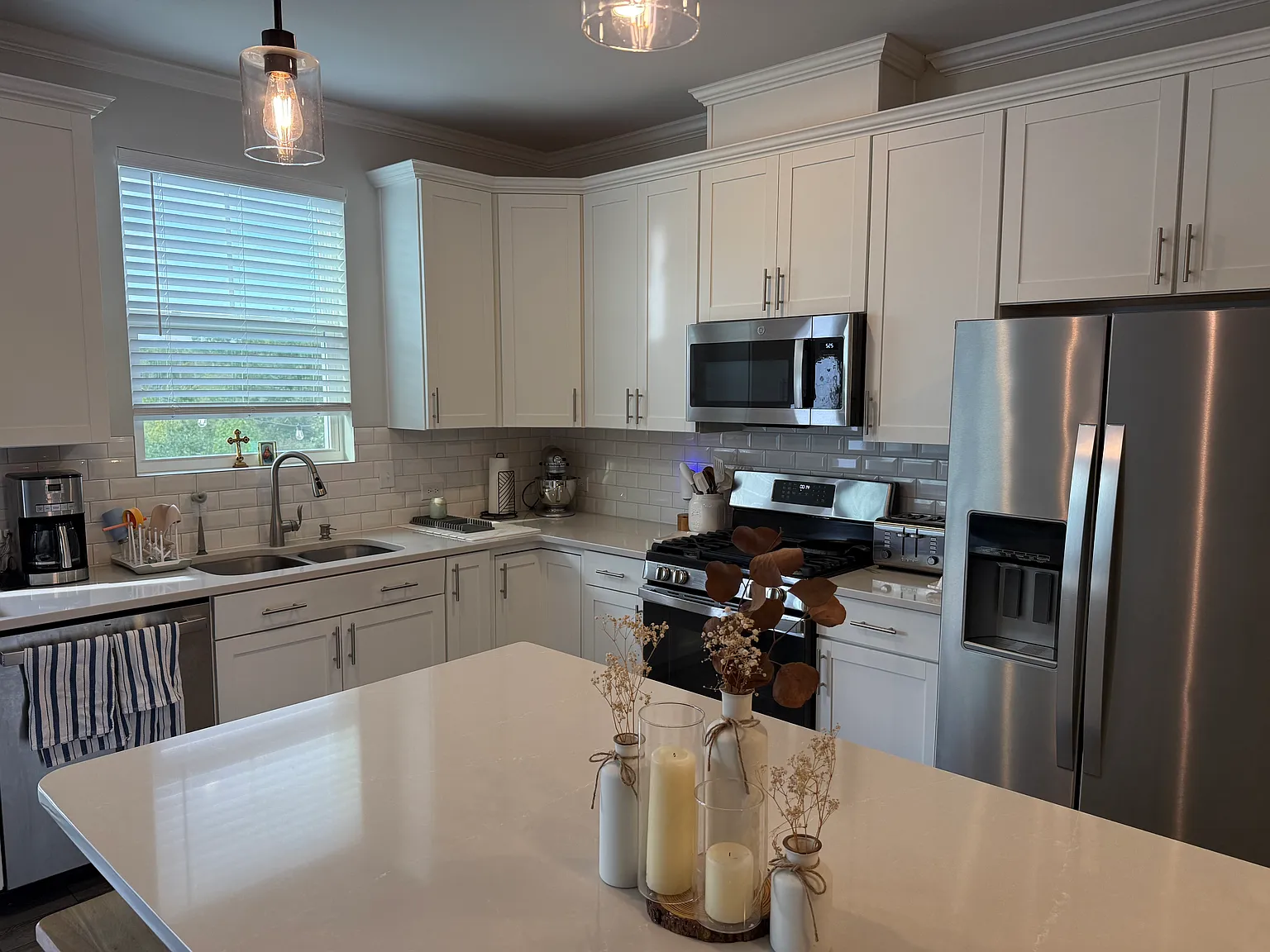 3 bed, 2.5 bath, 1691 sqft, $1,985 — Photo 2
