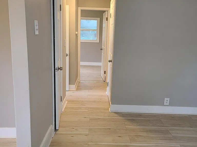 2126 Ackley Ave — Photo 3