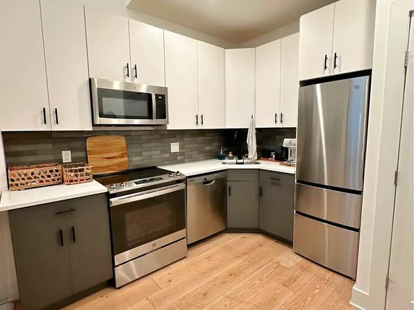 136 Chestnut St #3F, Philadelphia, PA 19106
