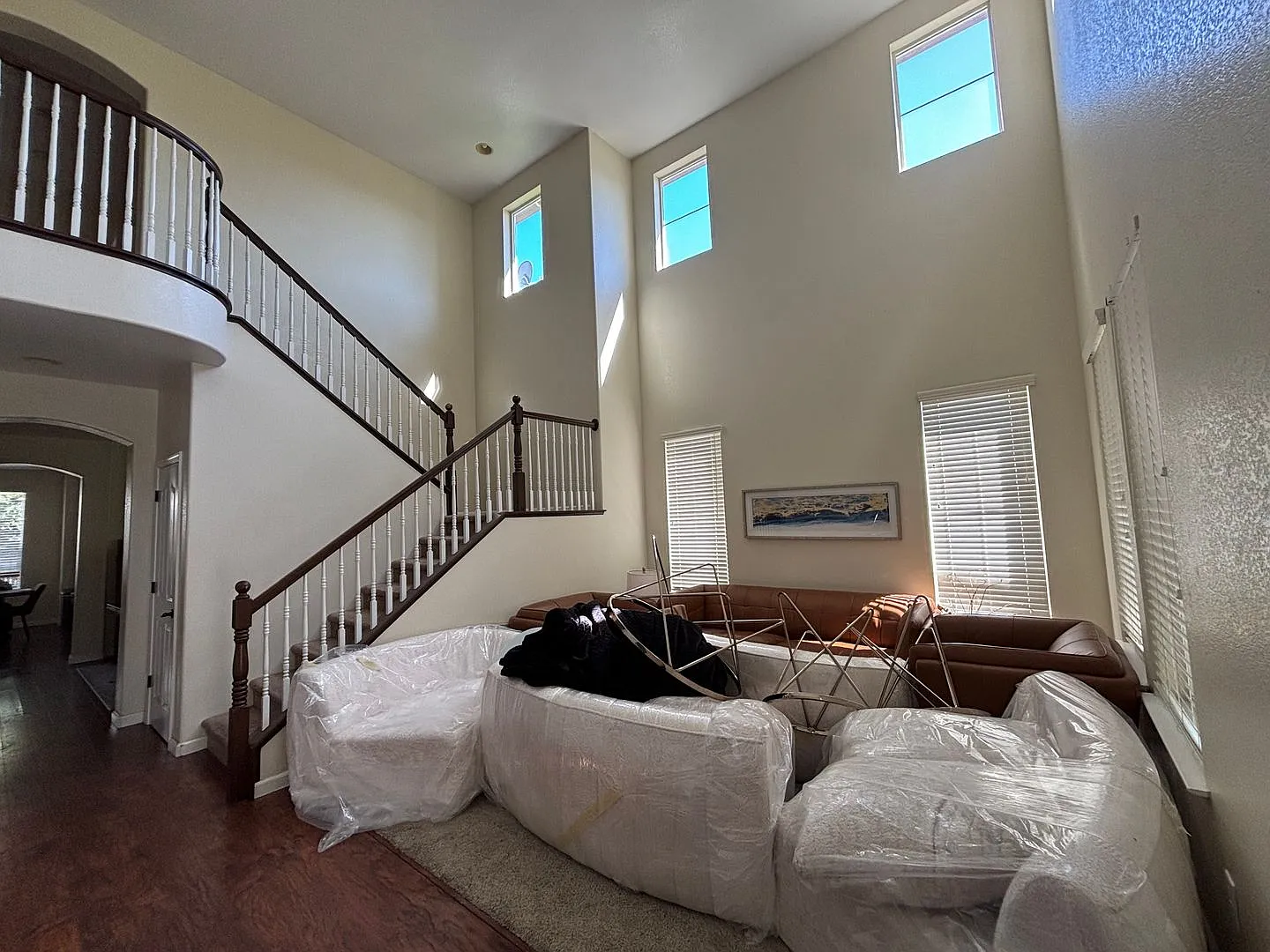 Spacious 5Bedroom 3.0Bathroom Two Story Family Home with Modern Finishes — Photo 3