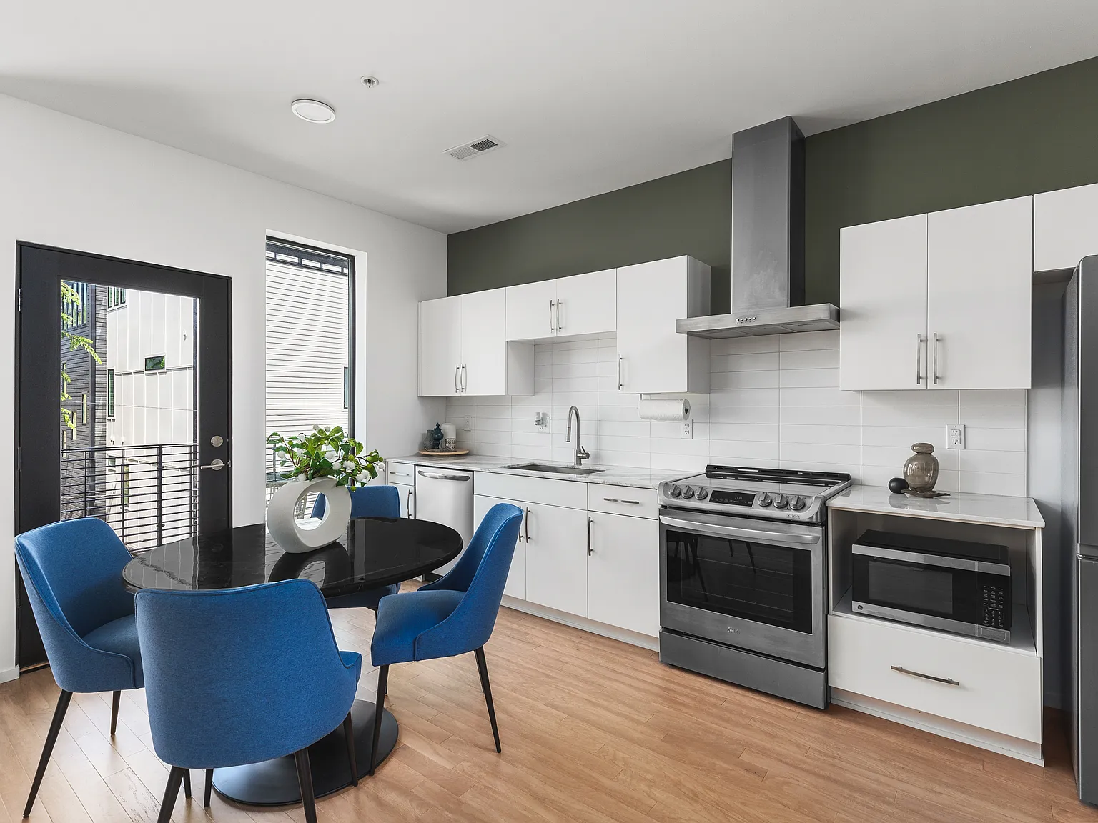 806 Olympic St — Photo 3