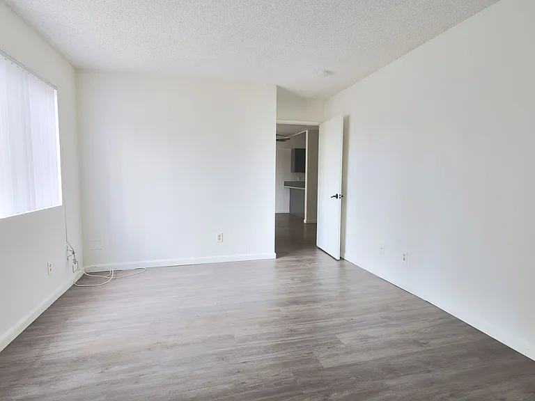 140 N Commonwealth Ave — Photo 17