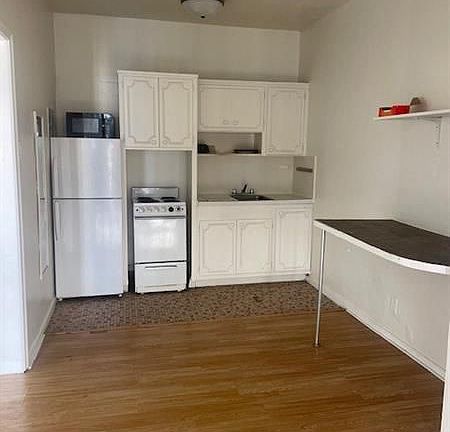 2nd image of 104 NE 16th Ave APT 7