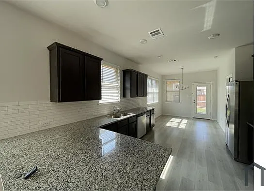 3 bed, 1600 sqft, $2,400 — Photo 4